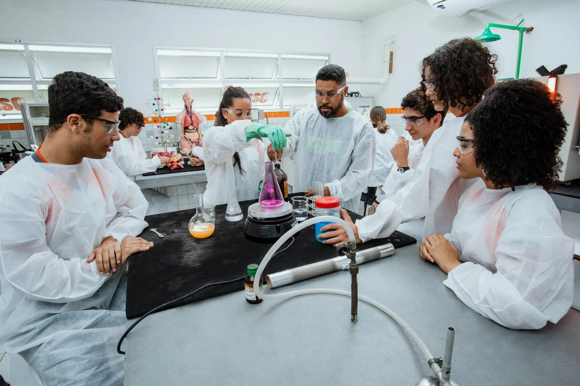 Criação dos laboratórios de informática e biologia/química