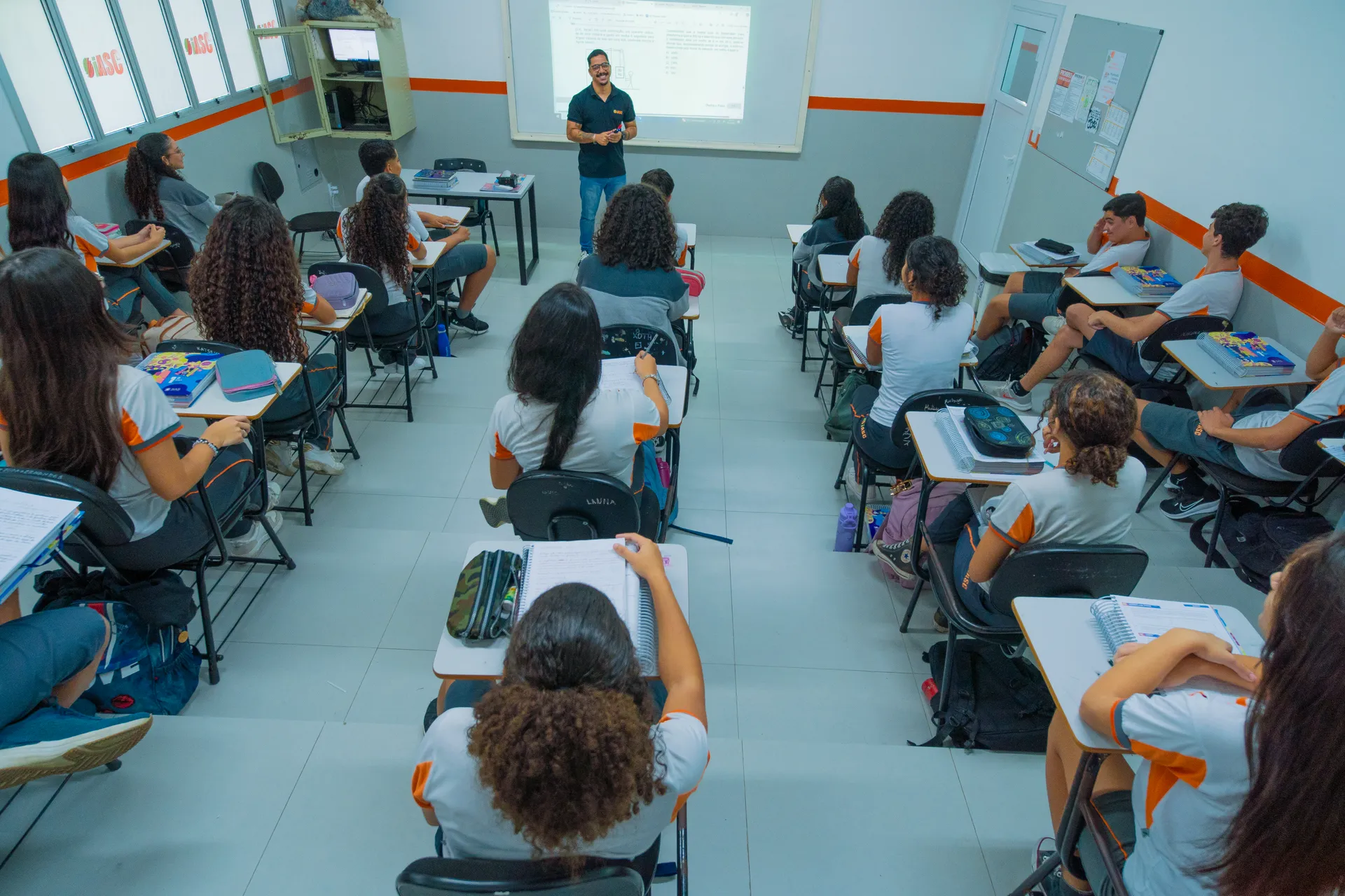 Introdução de data shows no Ensino Médio