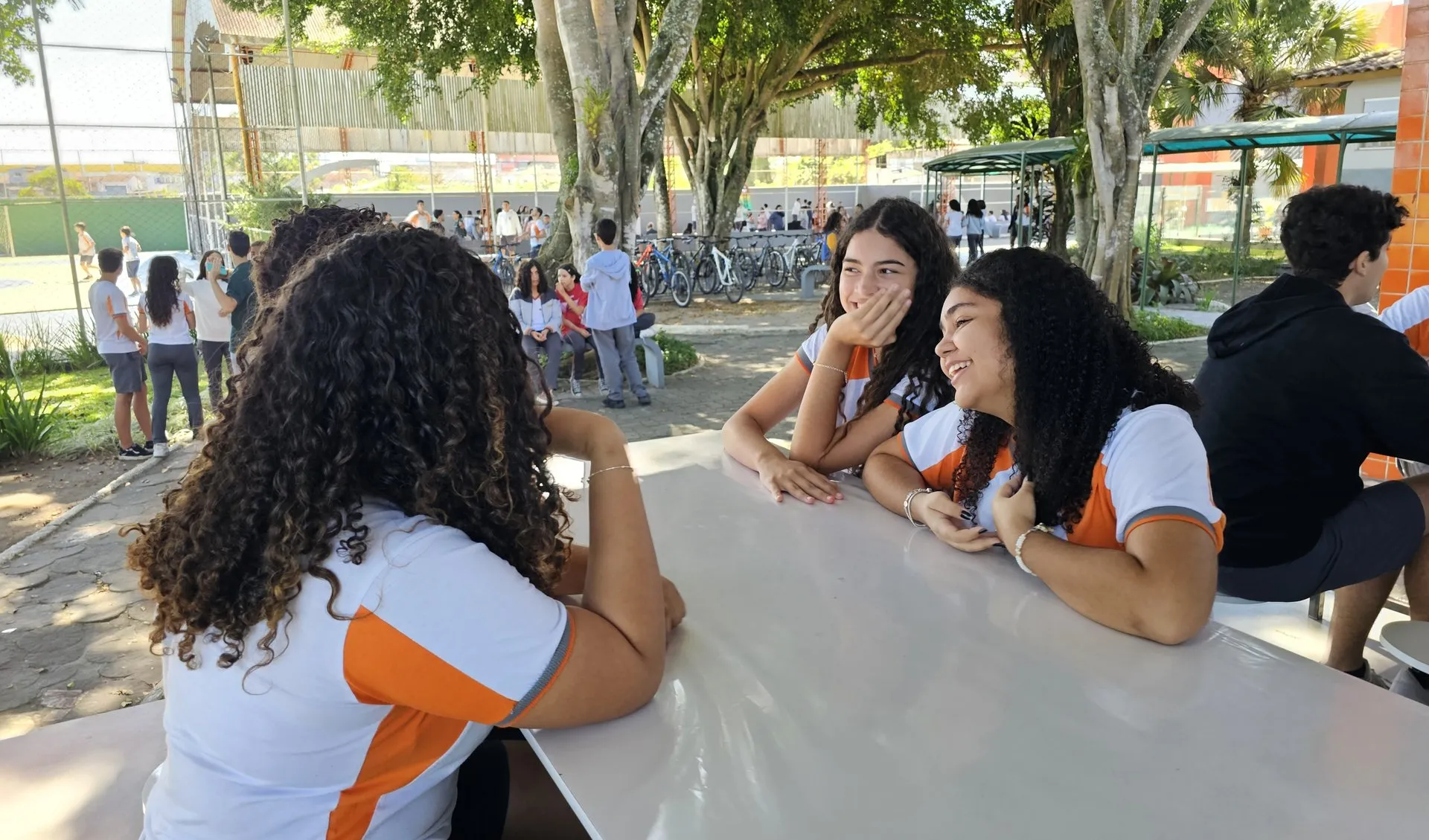Alunos do Ensino Fundamental II em atividade em sala de aula