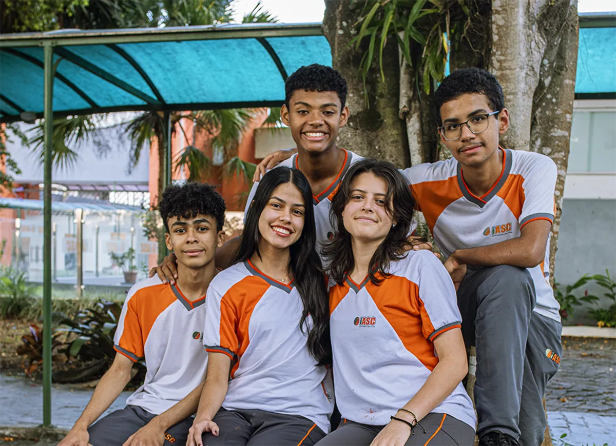 Estudantes do Ensino Médio em ambiente de estudo