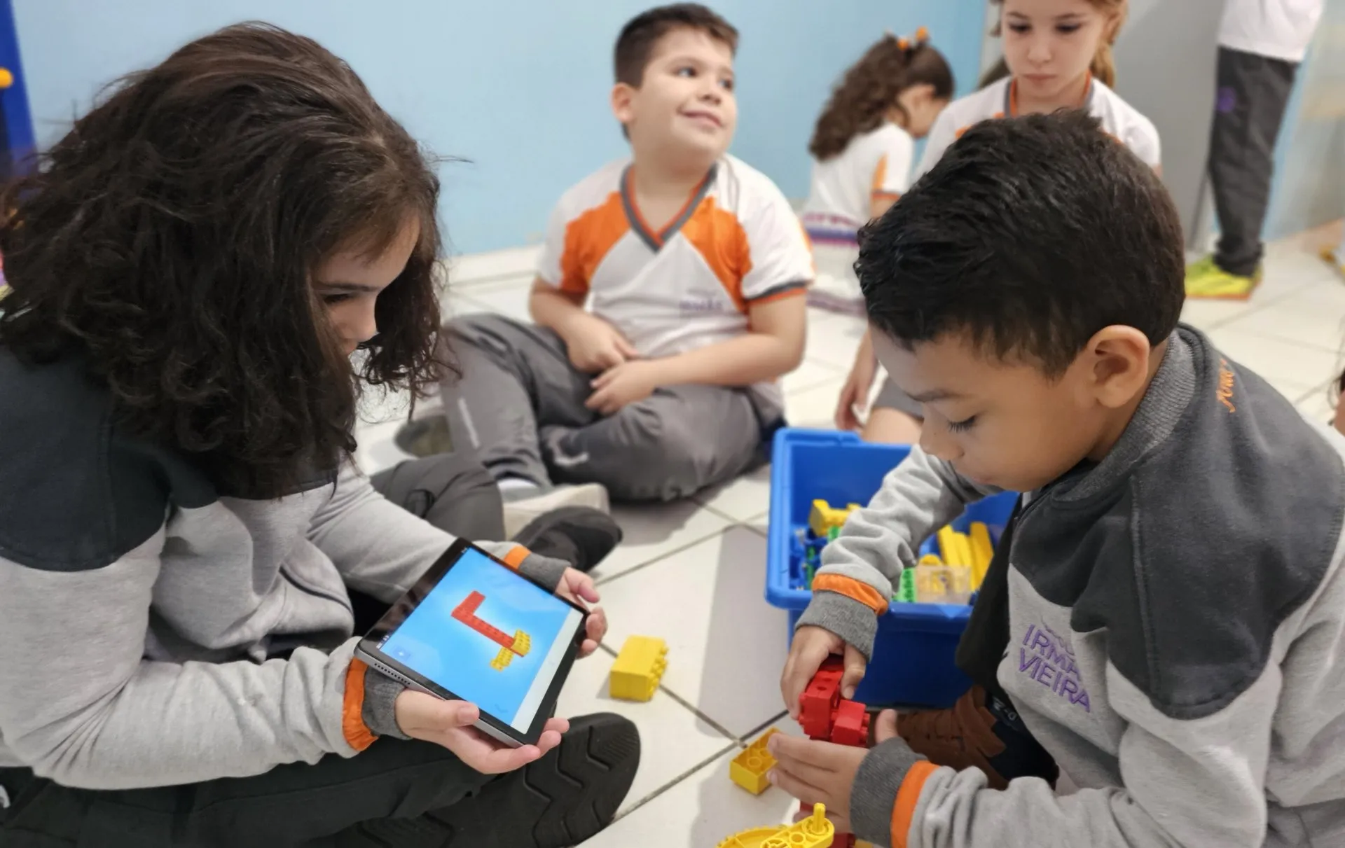 Crianças brincando e aprendendo na educação infantil
