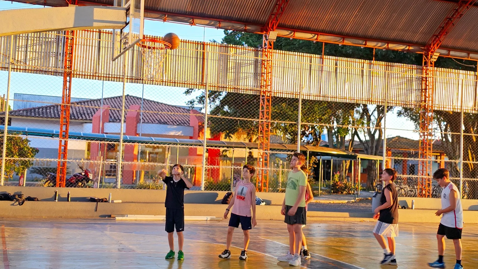 Alunos praticando esportes na Escola de Esportes do IASC
