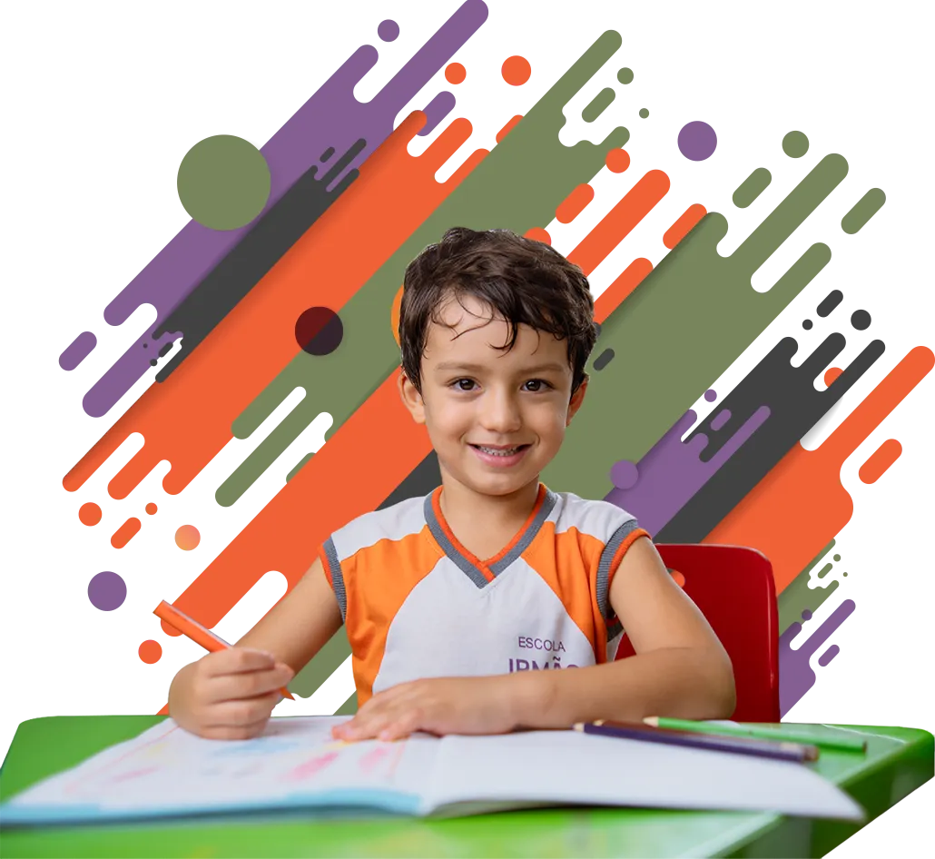 Jovem aluna sorrindo e estudando