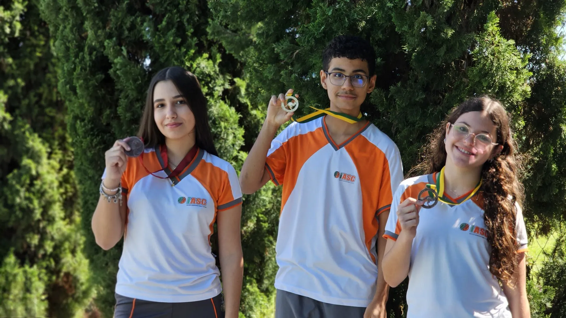 Alunos recebendo premiação