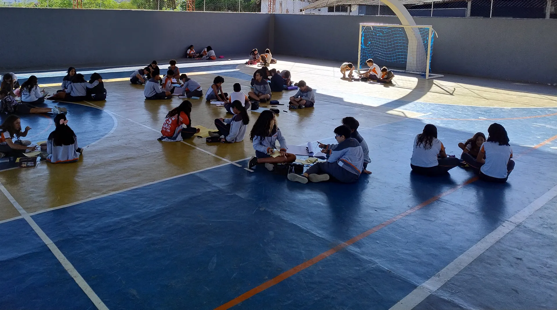 Aluna sorrindo em ambiente escolar