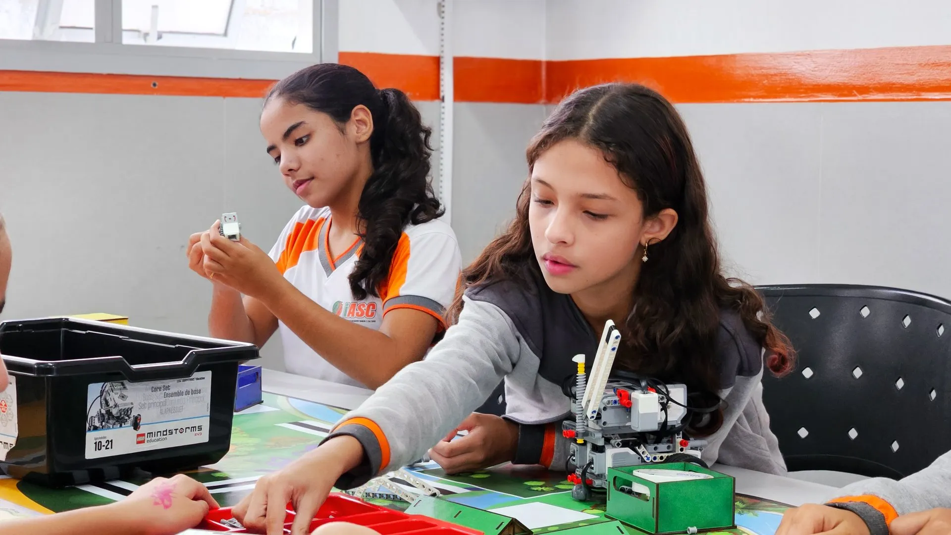 Alunos trabalhando com robótica