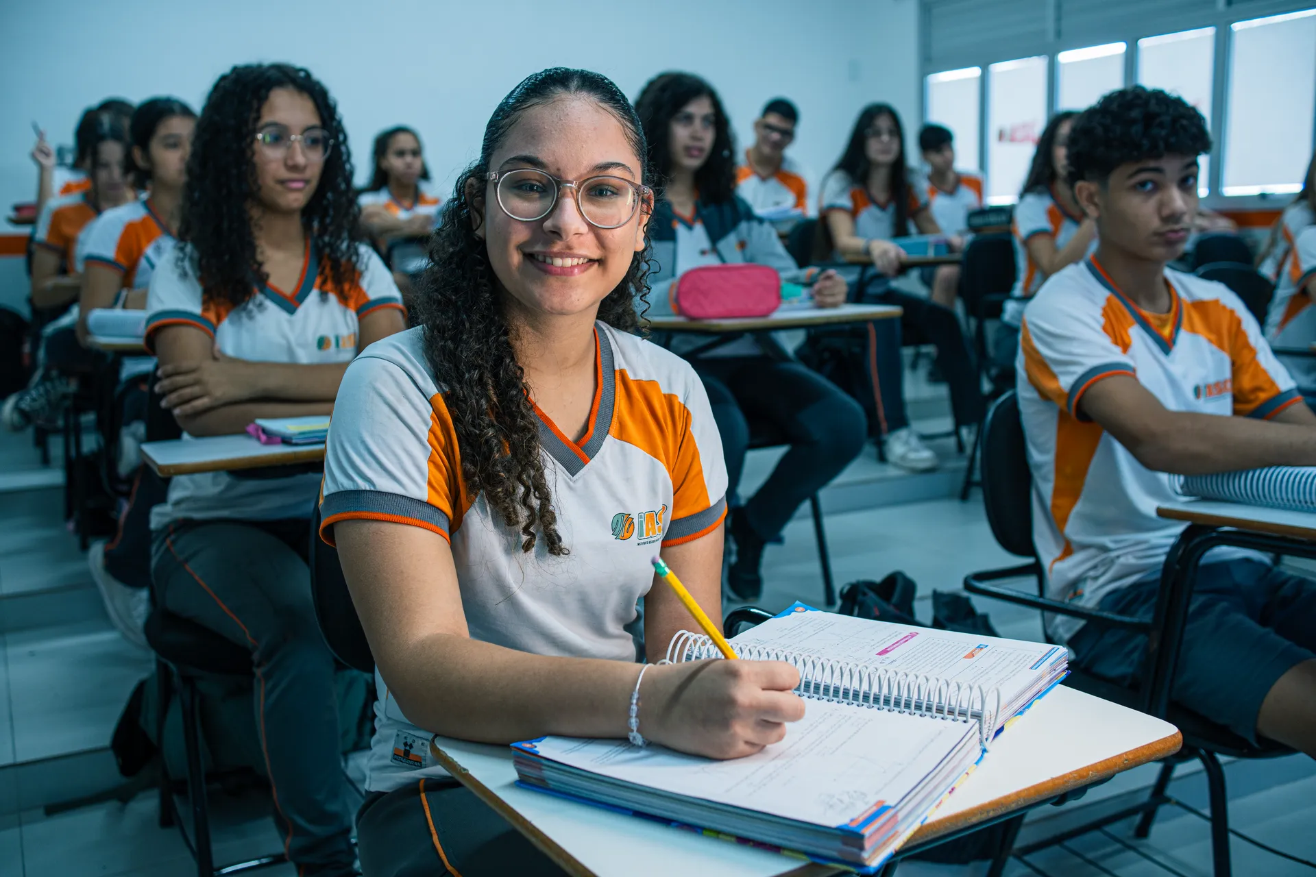 Alunos estudando com dedicação